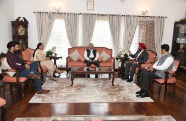 राज्यपाल लेफ्टिनेंट जनरल गुरमीत सिंह (से नि) से वार्ता करते हुए पूर्व राज्यपाल डॉ. के.के. पॉल।