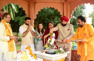 राजभवन में स्थित राजप्रज्ञेश्वर महादेव मंदिर में सहपरिवार पूजा करते हुए राज्यपाल।