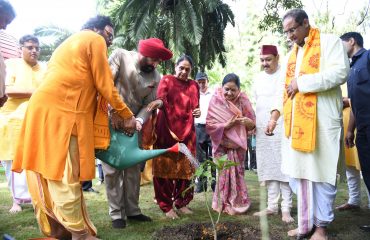 राजभवन स्थित वृक्षारोपण करते हुए राज्यपाल लेफ्टिनेंट जनरल गुरमीत सिंह (से नि)।