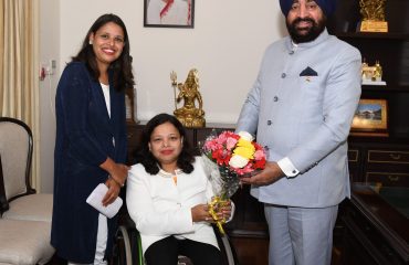 राज्यपाल से मुलाकात करती हुईं अंतर्राष्ट्रीय पैरा बैडमिंटन खिलाड़ी नीरजा गोयल।
