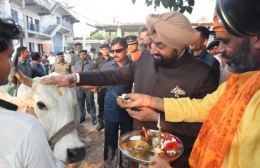 नौरंगाबाद, हरिद्वार में श्री कृष्णायन गौरक्षा शाला और सीएनजी बायो फर्टिलाइजर प्लांट का निरिक्षण करते हुए राज्यपाल।