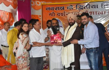 नौरंगाबाद, हरिद्वार में श्री कृष्णायन गौरक्षा शाला में आयोजित कार्यक्रम में प्रतिभाग करते हुए राज्यपाल।