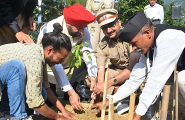 ग्राम किमाड़ी में दी एनवीए एक्सपीरियंस संस्था के यूनिट्री(UniTree) वृ़क्षारोपण अभियान में प्रतिभाग कर पौधरोपण करते हुए राज्यपाल।