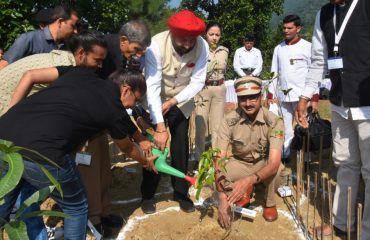 ग्राम किमाड़ी में दी एनवीए एक्सपीरियंस संस्था के यूनिट्री(UniTree) वृ़क्षारोपण अभियान में प्रतिभाग कर पौधरोपण करते हुए राज्यपाल ।