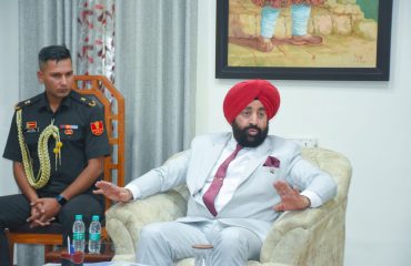 रुद्रप्रयाग में प्रशासनिक अधिकारियों के साथ बैठक करते हुए राज्यपाल ।