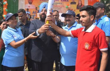 गांधी नवोदय विद्यालय, रायपुर में खिलाड़ियों को खेल मशाल सौंपकर खेल महाकुंभ का शुभांरभ करते हुए राज्यपाल।