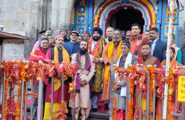 बाबा केदारनाथ के दर्शन करते हुए राज्यपाल।