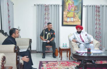 रुद्रप्रयाग में प्रशासनिक अधिकारियों के साथ बैठक करते हुए राज्यपाल ।
