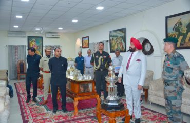 रुद्रप्रयाग में प्रशासनिक अधिकारियों के साथ बैठक करते हुए राज्यपाल ।