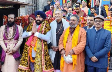 बाबा केदारनाथ के दर्शन करते हुए राज्यपाल।