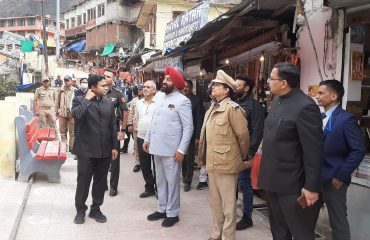 बद्रीनाथ पहुंचकर भगवान बद्री विशाल के दर्शन करते हुए राज्यपाल।