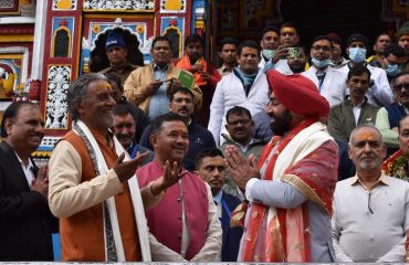बद्रीनाथ पहुंचकर भगवान बद्री विशाल के दर्शन करते हुए राज्यपाल।