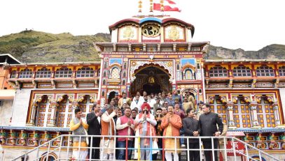 Governor having darshan of Lord Badri Vishal after reaching Badrinath.