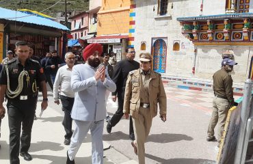 बद्रीनाथ पहुंचकर भगवान बद्री विशाल के दर्शन करते हुए राज्यपाल।