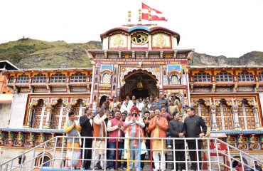 बद्रीनाथ पहुंचकर भगवान बद्री विशाल के दर्शन करते हुए राज्यपाल।