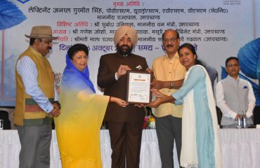 Governor Lt. Gen. Gurmit Singh (Retd) honoring the officers who have done excellent work in the field of forest and wildlife conservation with certificates of appreciation.