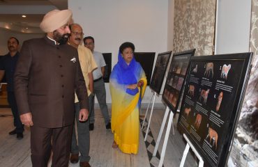 ‘‘फियरलैस बाघ’’ फोटो प्रदर्शनी का अवलोकन करते हुए राज्यपाल लेफ्टिनेंट जनरल गुरमीत सिंह (से नि)।