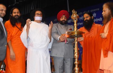 अहिंसा विश्व भारती द्वारा ‘‘प्रकृति व संस्कृति के संरक्षण में संतों का योगदान’’ विषय पर आयोजित राष्ट्रीय संगोष्ठी कार्यक्रम का दीप प्रज्वलित करते हुए राज्यपाल।