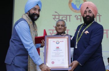 सेवा भारती ‘‘सेवा सम्मान-2022 कार्यक्रम’’ में विभिन्न क्षेत्रों में सराहनीय योगदान देने वाली विभूतियों को सम्मानित करते हुए राज्यपाल।