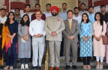 राज्यपाल लेफ्टिनेंट जनरल गुरमीत सिंह (से नि) से मुलाकात करते हुए जीबी पंत कृषि एवं प्रौद्योगिकी विश्वविद्यालय, पंतनगर के छात्र-छात्राएं।