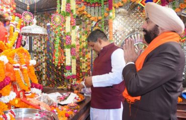 Governor offering prayers at Panchmukhi Hanuman Temple, Dharampur.