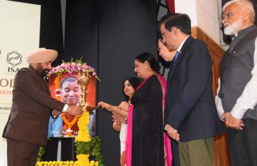 ‘‘सुजोक फॉर एवरीबडी विजन फॉर उत्तराखण्ड’’ विषय पर आयोजित सेमिनार कार्यक्रम का दीप प्रज्वलित कर शुभारम्भ करते हुए राज्यपाल।