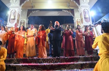 परमार्थ निकेतन, ऋषिकेश में गंगा आरती करते हुए राज्यपाल।