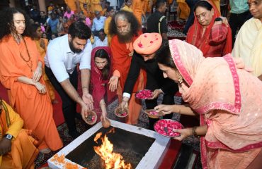 परमार्थ निकेतन, ऋषिकेश में मां गंगा की पूजा अर्चना करते हुए राज्यपाल।