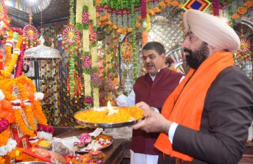 Governor offering prayers at Panchmukhi Hanuman Temple