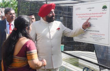 यू.पी.ई.एस के सस्टेनेबिलिटी फेयर-2022 कार्यक्रम पर आधारित प्रदर्शनी का अवलोकन करते हुए राज्यपाल।