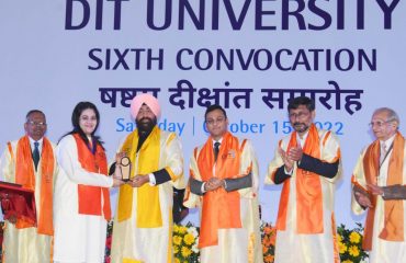 डीआईटी विश्वविद्यालय में छठे दीक्षांत समारोह के अवसर पर छात्र-छात्रों को मेडल एवं उपाधियां प्रदान करते हुए राज्यपाल लेफ्टिनेंट जनरल गुरमीत सिंह (से नि)।