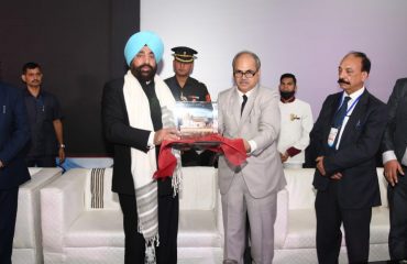 राज्यपाल लेफ्टिनेंट जनरल गुरमीत सिंह (से नि) को स्मृति चिन्ह से सम्मानित करते हुए उत्तरा आईकॉन के पदाधिकारी।