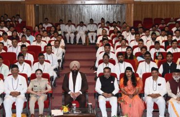 Governor Lt Gen Gurmit Singh (Retd) with members of Hamara Parivar Sanstha.