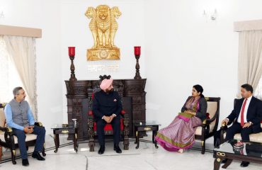 राज्यपाल से राजभवन में विभिन्न देशों में कार्यरत भारत के 07 राजदूतों ने शिष्टाचार भेंट की।