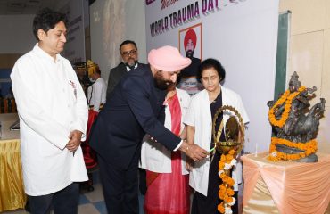 एम्स ऋषिकेश में ‘वर्ल्ड ट्रॉमा डे’ के अवसर पर ट्रॉमा सप्ताह कार्यक्रम का दीप प्रज्वलित कर शुभारंभ करते हुए राज्यपाल लेफ्टिनेंट जनरल गुरमीत सिंह (से नि)।