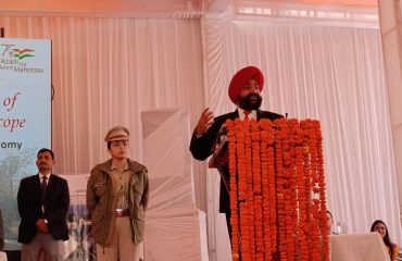 मनौरा पीक एरीज में आयोजित सम्मान समारोह कार्यक्रम को संबोधित करते हुए राज्यपाल लेफ्टिनेंट जनरल गुरमीत सिंह (से नि)।