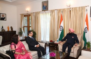 राज्यपाल लेफ्टिनेंट जनरल गुरमीत सिंह (से नि) से मुलाकात करते हुए नेपाल के राजदूत डॉ. शंकर प्रसाद शर्मा।