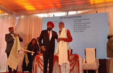 मनौरा पीक एरीज में आयोजित सम्मान समारोह कार्यक्रम के अवसर पर सेवानिवृत प्रोफेसर व कार्मिकों को सम्मानित करते हुए राज्यपाल लेफ्टिनेंट जनरल गुरमीत सिंह (से नि)।