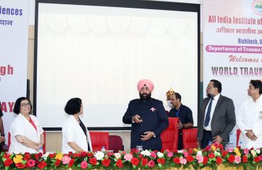 एम्स ऋषिकेश में ‘वर्ल्ड ट्रॉमा डे’ के अवसर पर एम्स के ट्रॉमा विभाग के टोल फ्री नंबर 18001804278 का उद्घाटन करते हुए राज्यपाल लेफ्टिनेंट जनरल गुरमीत सिंह (से नि)।