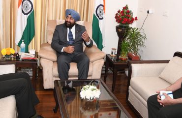Lt Gen GP Singh, Director General, National Cadet Corps, NCC called on the Governor.