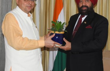 राज्यपाल से शिष्टाचार भेंट करते हुए मुख्यमंत्री श्री पुष्कर सिंह धामी।