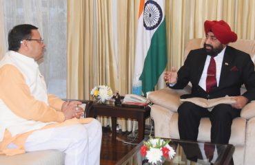 Chief Minister Shri Pushkar Singh Dhami interacting with the Governor.