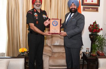 राज्यपाल लेफ्टिनेंट जनरल गुरमीत सिंह (से नि) से मुलाकात करते हुए राष्ट्रीय कैडेट कोर, एनसीसी के महानिदेशक लेफ्टिनेंट जनरल जी.पी. सिंह।