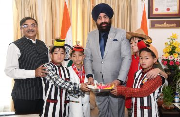 राज्यपालसे मुलाकात करते हुए पूर्व राज्यसभा सांसद श्री तरुण विजय एवं अरुणाचल प्रदेश के बच्चे।