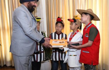राज्यपाल लेफ्टिनेंट जनरल गुरमीत सिंह (से नि) से मुलाकात करते हुए पूर्व राज्यसभा सांसद श्री तरुण विजय एवं अरुणाचल प्रदेश के बच्चे।