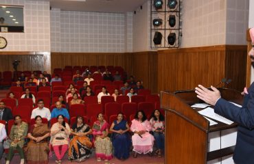 राजभवन में आयोजित दीपावली मिलन कार्यक्रम के अवसर पर संबोधित करते हुए राज्यपाल।
