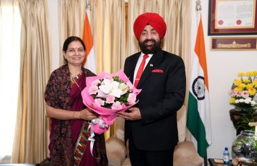 राज्यपाल को दीपावली की शुभकामनाएं देती हुईं मेयर ऋषिकेश श्रीमती अनिता ममगाईं।