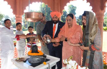 राजभवन स्थित शिव मंदिर में भगवान शिव का अभिषेक करते हुए राज्यपाल।