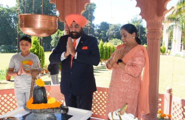 शिव मंदिर में भगवान शिव का अभिषेक करते हुए राज्यपाल।