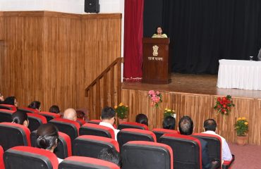 राजभवन में आयोजित दीपावली मिलन कार्यक्रम में महिला कार्मिक की समस्या को सुनते हुए राज्यपाल।
